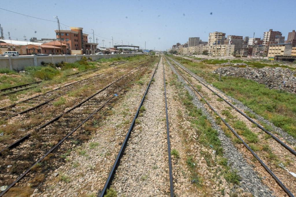 وزير النقل ومحافظ الاسكندرية يتابعان ازالة تعديات السكة الحديد بمحرم بك (9)