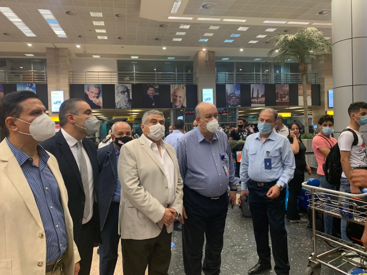 نائب وزير الطيران يتفقد مطار القاهرة (2)