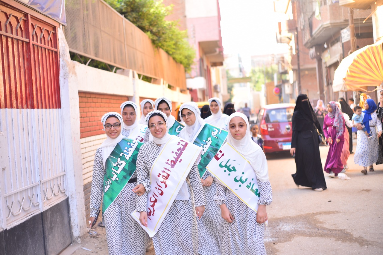 مسيرة بالورود لتكريم فتيات من حفظة القرآن الكريم (3)