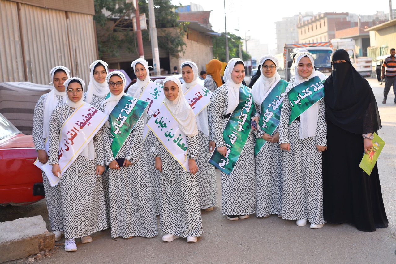 مسيرة بالورود لتكريم فتيات من حفظة القرآن الكريم (5)