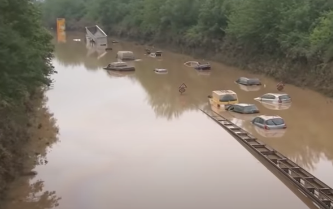 سيارات غارقة فى الفيضانات