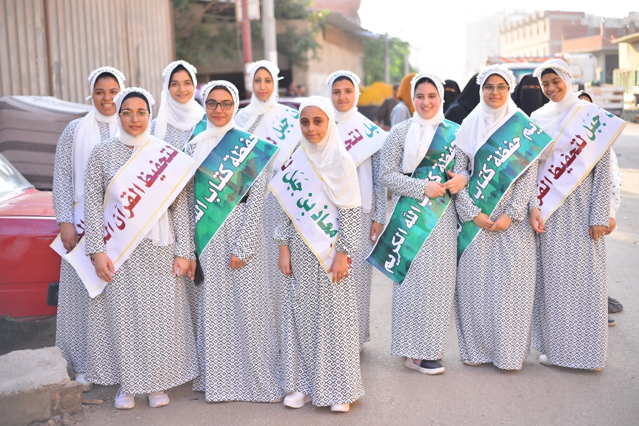 مسيرة بالورود لتكريم فتيات من حفظة القرآن الكريم (6)