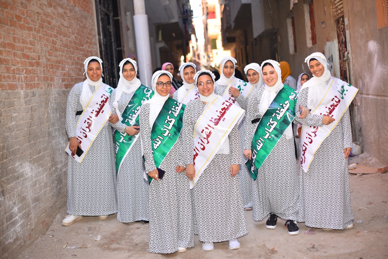 مسيرة بالورود لتكريم فتيات من حفظة القرآن الكريم (4)