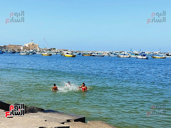 المواطنين-يستمتعون-بمياه-البحر-بالإسكندرية