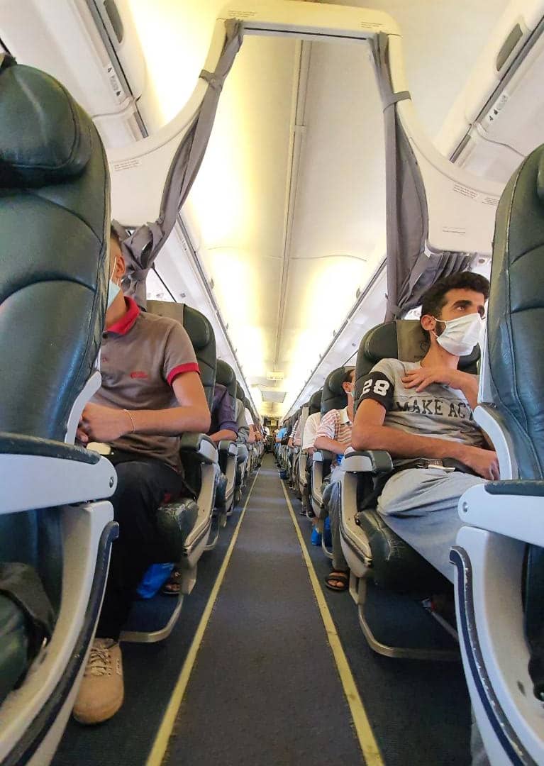 المصريون العالقون فى طرابلس على متن الطائرة في طريقهم للقاهرة