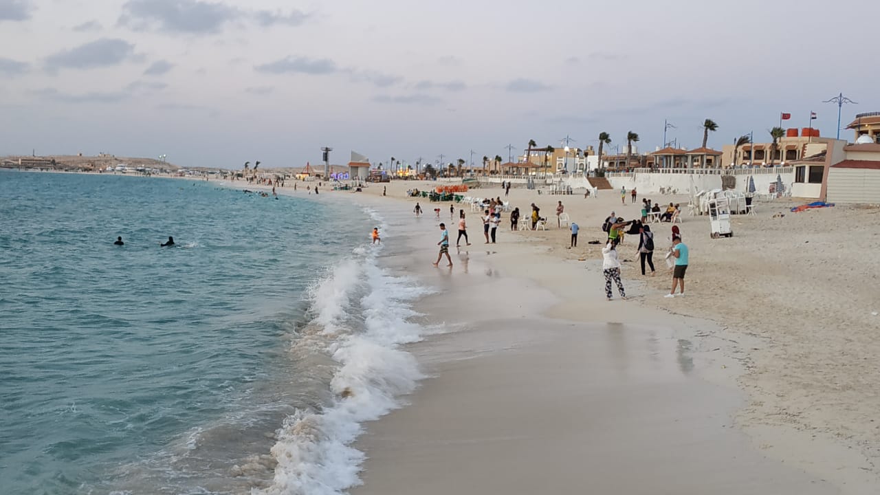 متعة السباحة والتقاط الصور وقت غروب الشمس بمطروح (1)