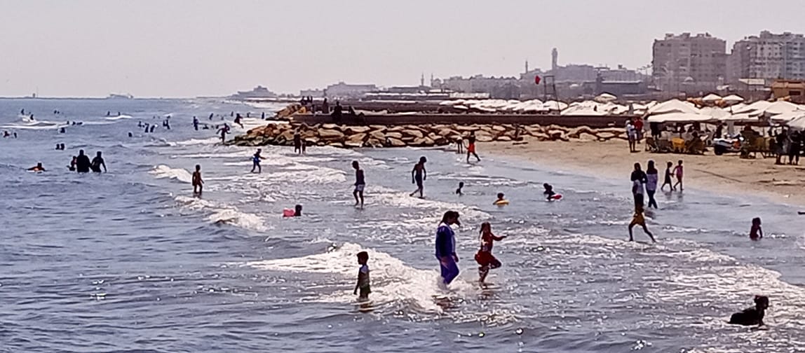 اقبال كبير على الشواطئ ببورسعيد