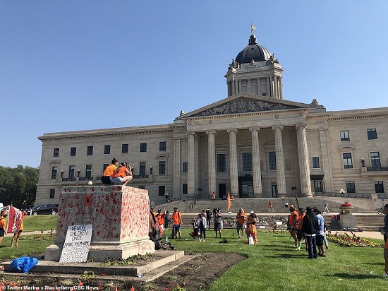 إسقاط تمثال فيكتوريا في يوم كندا