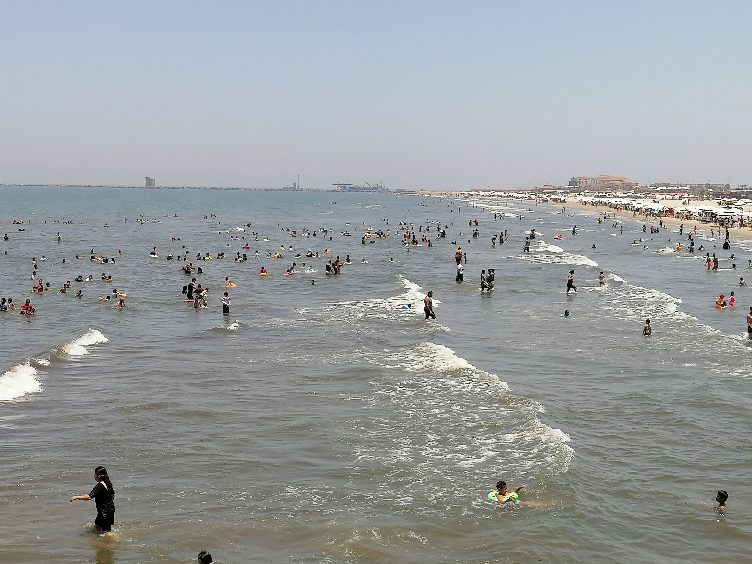 ممارسة السباحة لزوار بورسعيد