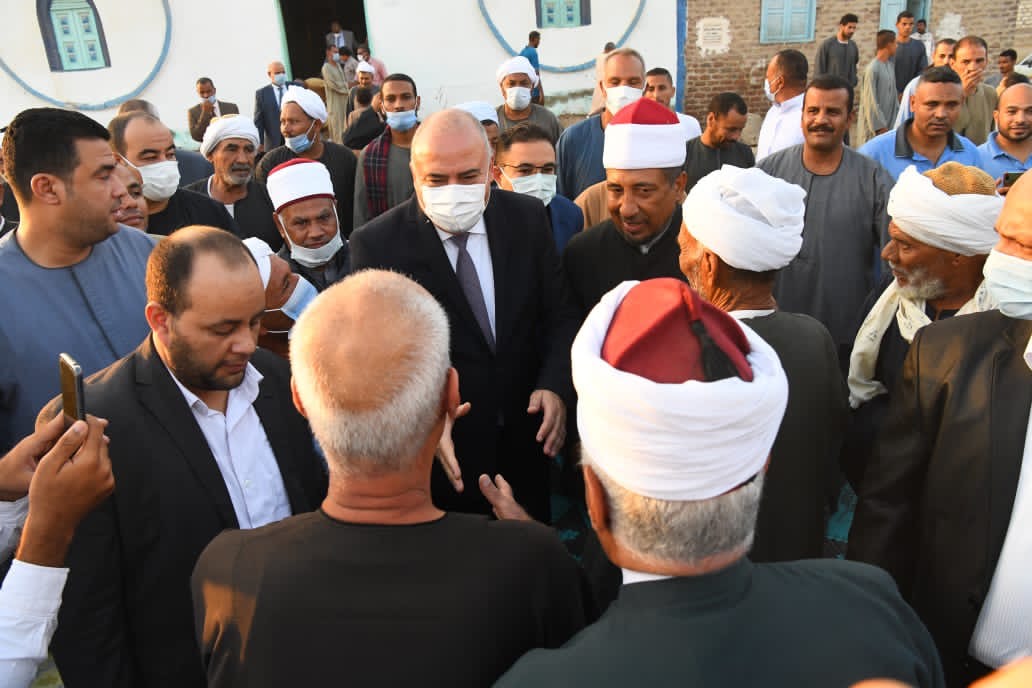 محافظ قنا يؤدى صلاة عيد الأضحى المبارك بقرية أبو حزام  (8)