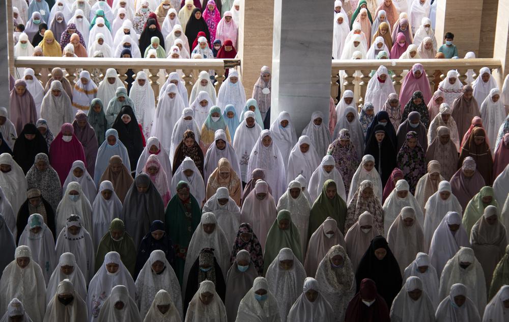 النساء تؤدين صلاة العيد