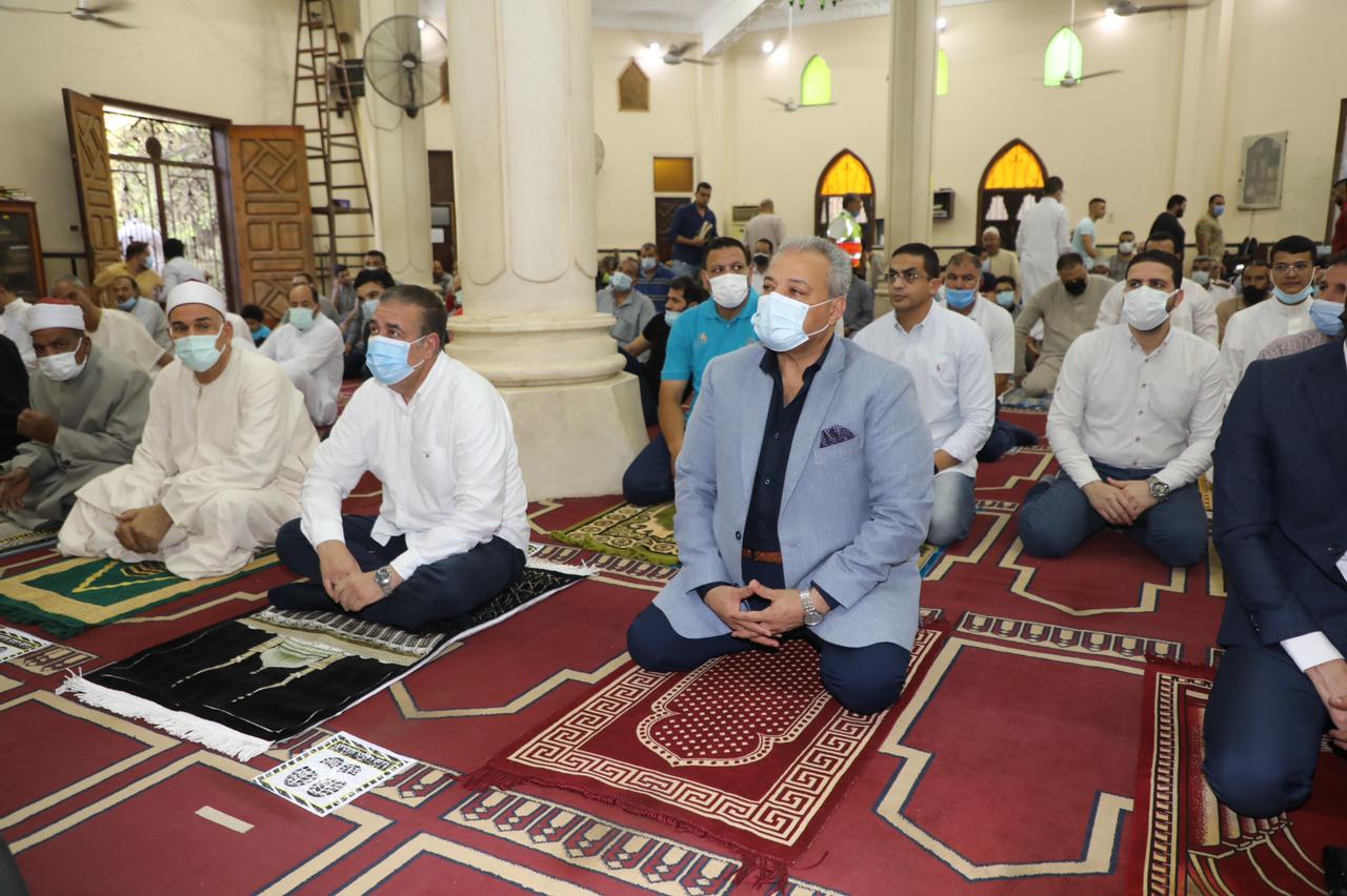 محافظ المنوفية يؤدى شعائر صلاة عيد الأضحى بمسجد الرى (7)