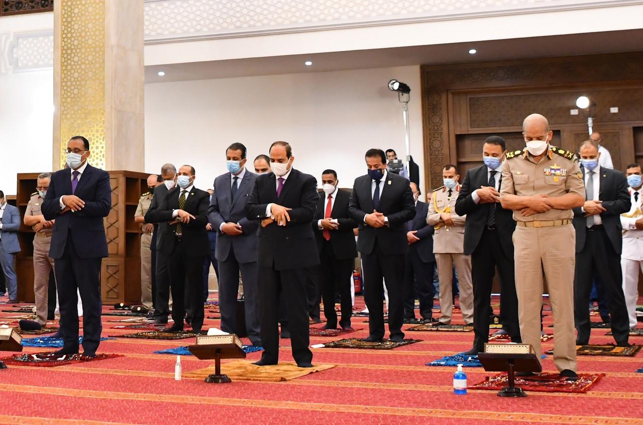 الرئيس السيسي يؤدي صلاة العيد بالعلمين الجديدة.. ويستعرض خطط التنمية والتطوير  (11)