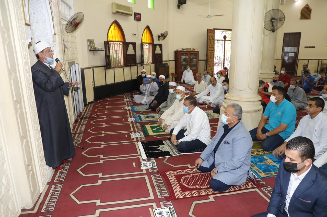 محافظ المنوفية يؤدى شعائر صلاة عيد الأضحى بمسجد الرى (6)