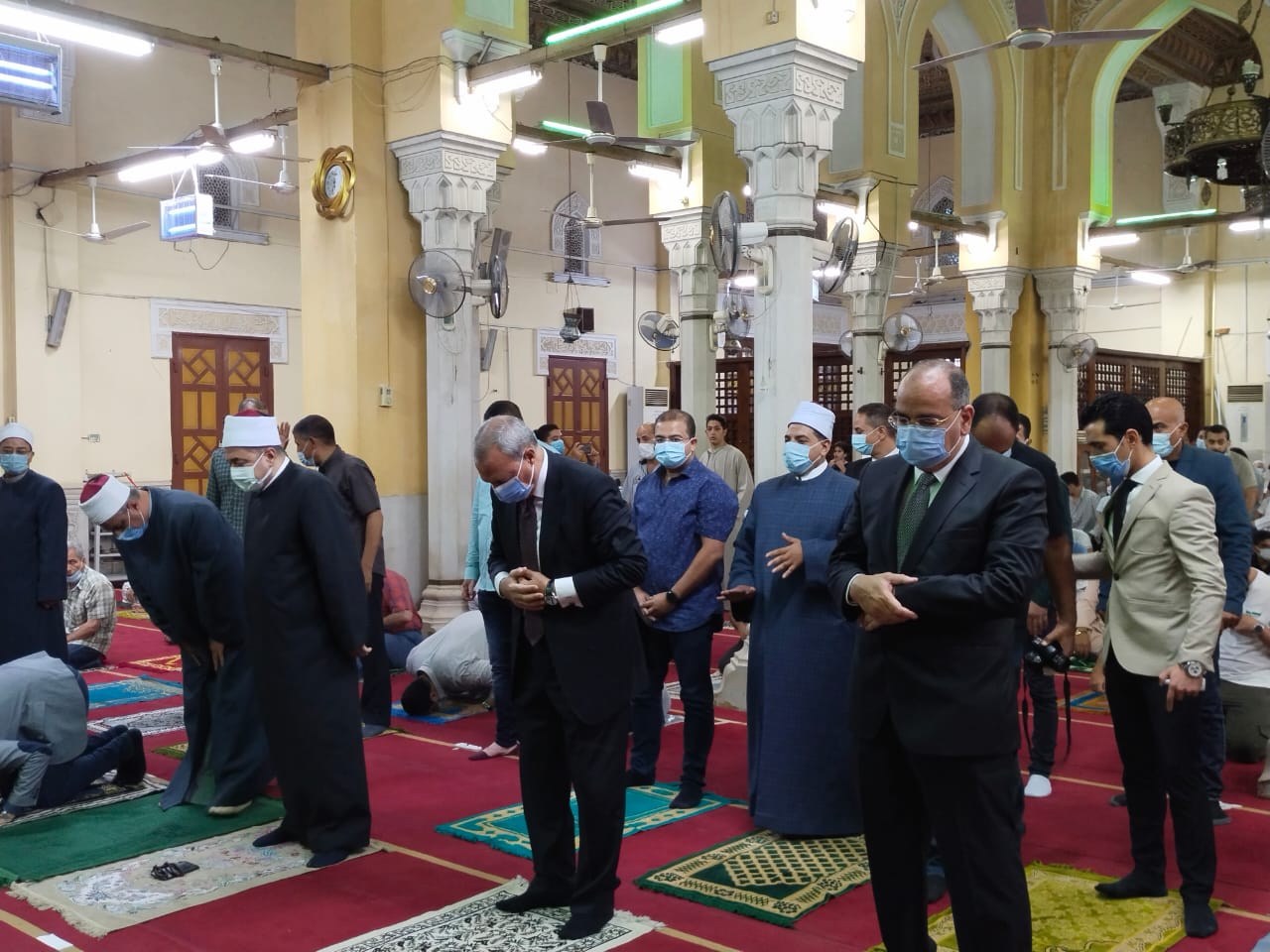 محافظ المنوفية يؤدى شعائر صلاة عيد الأضحى بمسجد الرى (2)