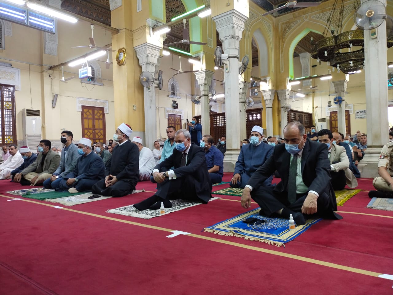 محافظ المنوفية يؤدى شعائر صلاة عيد الأضحى بمسجد الرى (4)