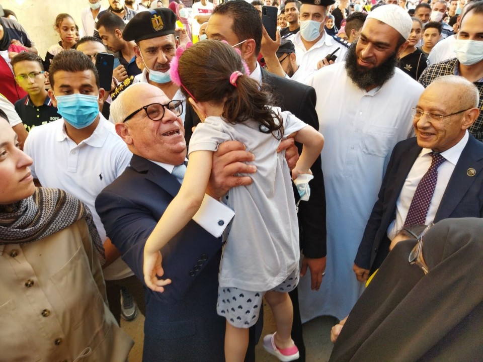 المحافظ يحمل إحدى أطفال بورسعيد