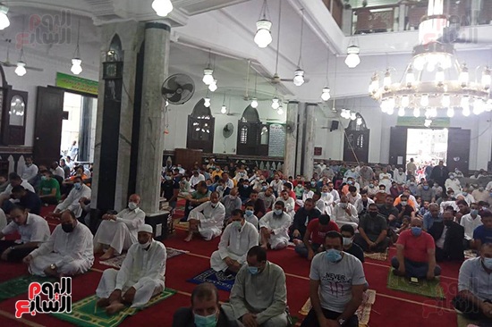 الاهالي خلال صلاة العيد بالمساجد