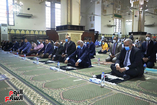 محافظ الجيزة يؤدى صلاة عيد الأضحى المبارك بمسجد المغفرة بحى العجوزة (2)