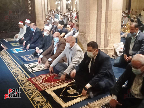 محافظ القاهرة يؤدى صلاة العيد بالجامع الأزهر (1)