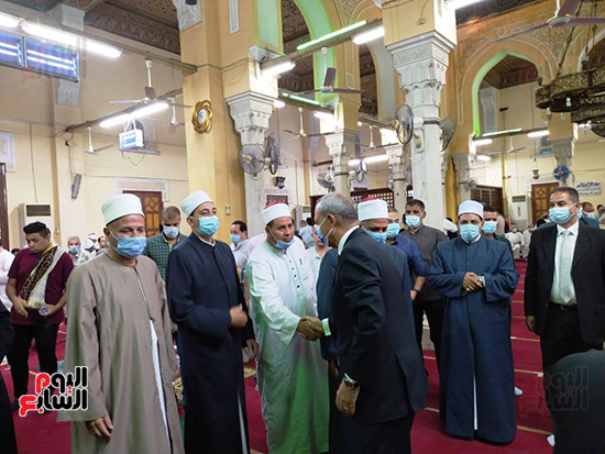 محافظ القليوبية ومدير الأمن يؤديان صلاة عيد الأضحى المبارك بمسجد ناصر ببنها (2)
