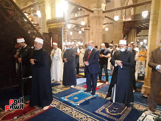محافظ القاهرة يؤدى صلاة العيد بالجامع الأزهر (3)