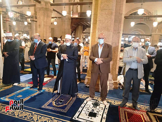 محافظ القاهرة يؤدى صلاة العيد بالجامع الأزهر (4)