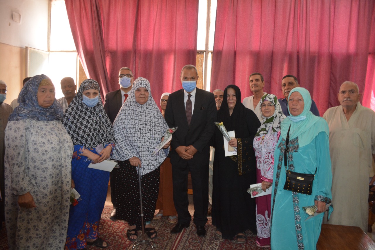 التقاط صورة مع كبار السن التقاط صورة مع كبار السن