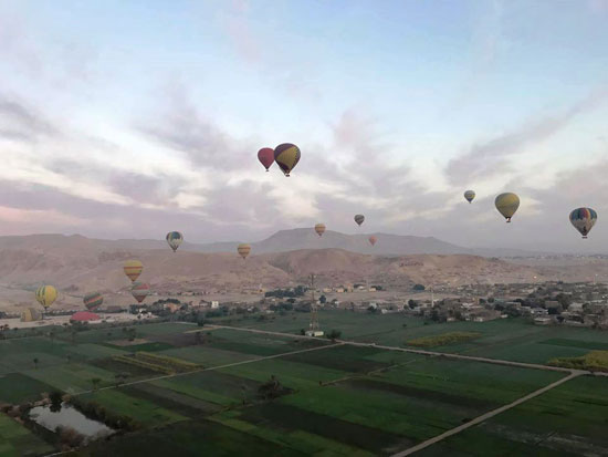 البالونات-الطائرة-تحلق-فى-سماء-محافظة-الأقصر-يومياً