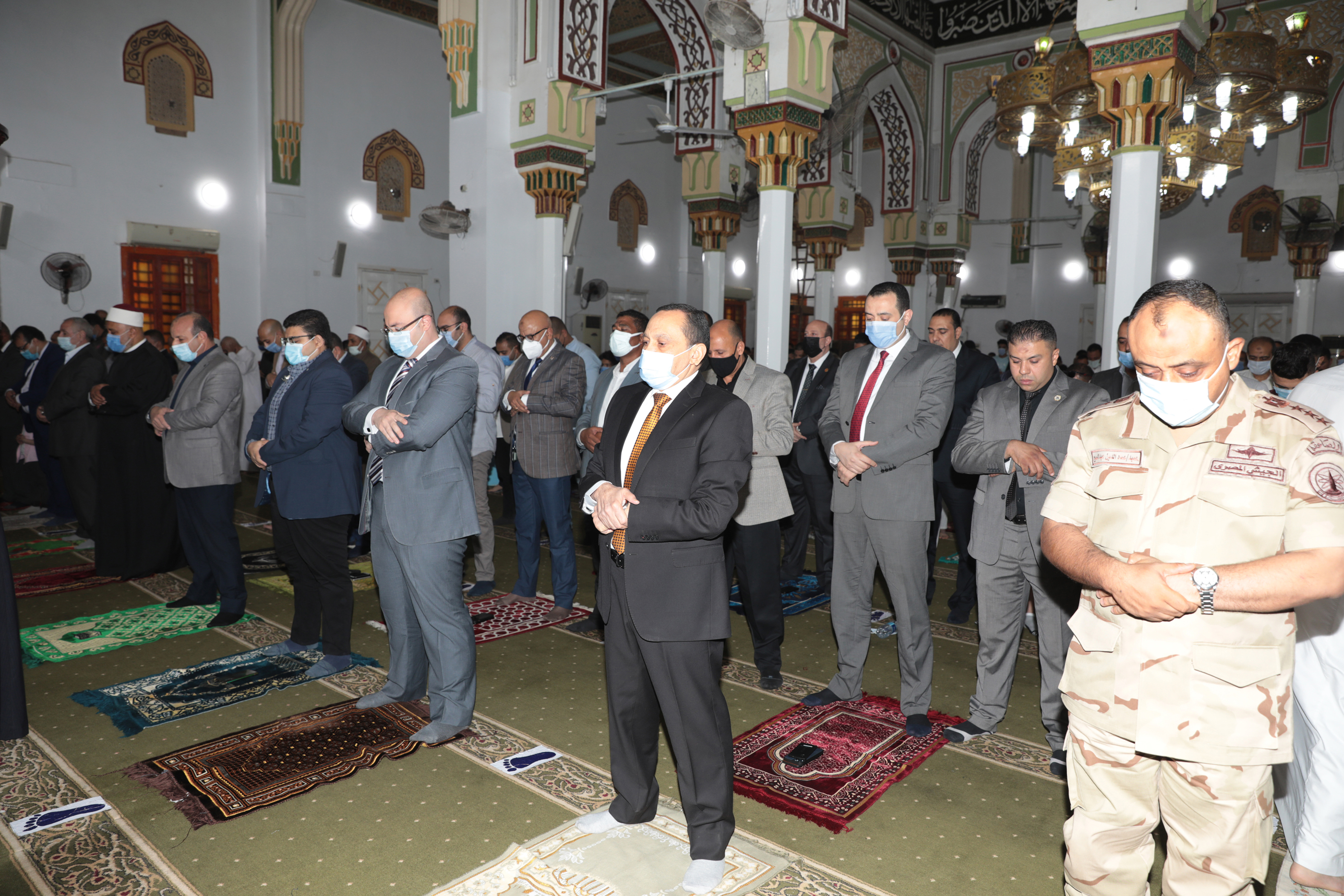 محافظ بني سويف يؤدى صلاة عيد الأضحى داخل مسجد عمر بن عبدالعزيز  (1)