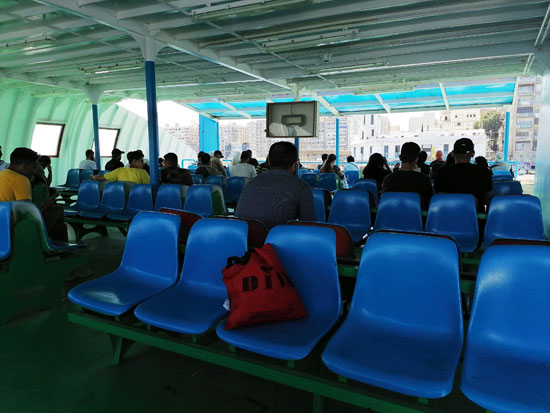 الأهالي داخل المعدية