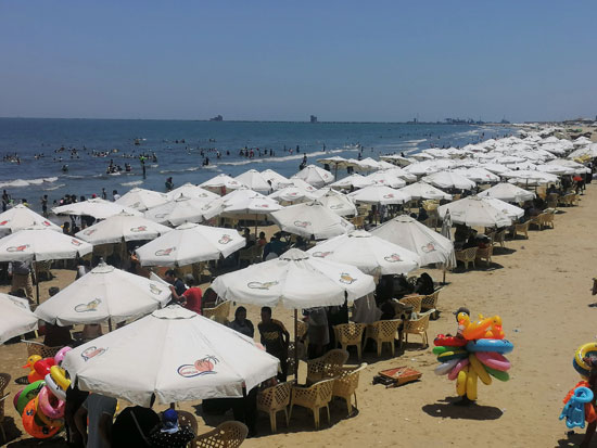 الآلاف على شاطئ بورسعيد