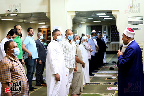 المصلون يؤدون صلاة العيد بمسجد مصطفى محمود في المهندسين (16)