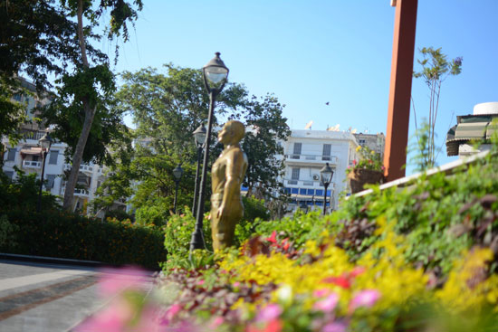 الورود والتماثيل بالحديقة