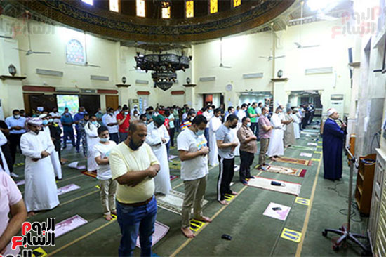 المصلون يؤدون صلاة العيد بمسجد مصطفى محمود في المهندسين (12)