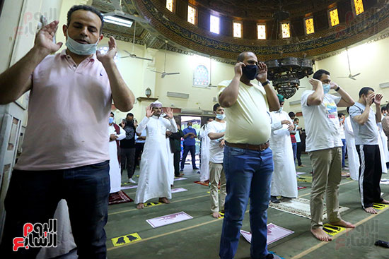 المصلون يؤدون صلاة العيد بمسجد مصطفى محمود في المهندسين (1)
