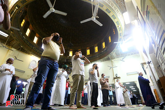 المصلون يؤدون صلاة العيد بمسجد مصطفى محمود في المهندسين (3)