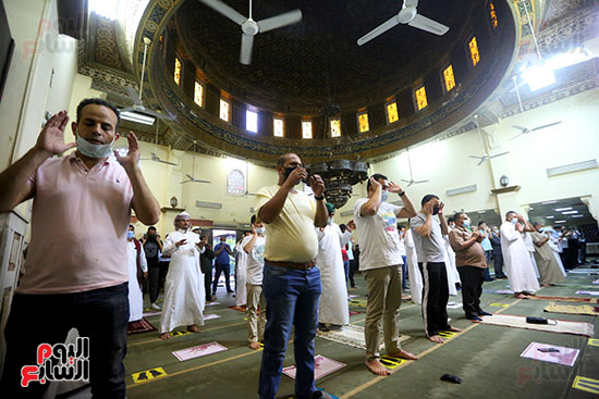 المصلون يؤدون صلاة العيد بمسجد مصطفى محمود في المهندسين (20)