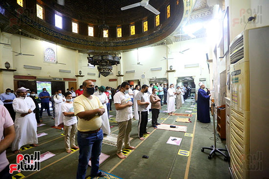 المصلون يؤدون صلاة العيد بمسجد مصطفى محمود في المهندسين (17)