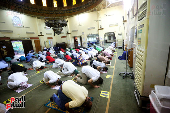 المصلون يؤدون صلاة العيد بمسجد مصطفى محمود في المهندسين (9)