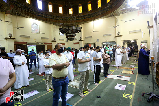 المصلون يؤدون صلاة العيد بمسجد مصطفى محمود في المهندسين (18)