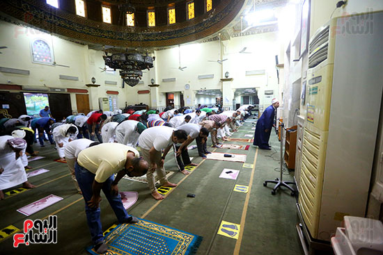 المصلون يؤدون صلاة العيد بمسجد مصطفى محمود في المهندسين (6)