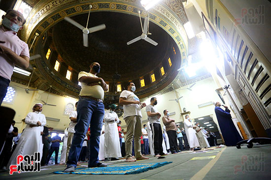 المصلون يؤدون صلاة العيد بمسجد مصطفى محمود في المهندسين (2)