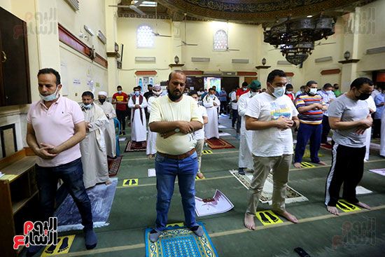 المصلون يؤدون صلاة العيد بمسجد مصطفى محمود في المهندسين (11)