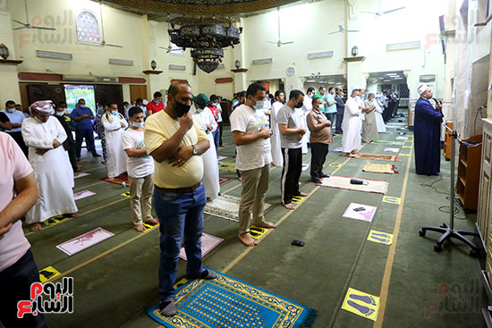 المصلون يؤدون صلاة العيد بمسجد مصطفى محمود في المهندسين (5)