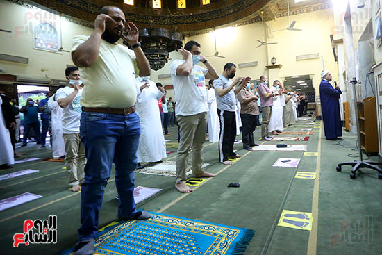المصلون يؤدون صلاة العيد بمسجد مصطفى محمود في المهندسين (10)