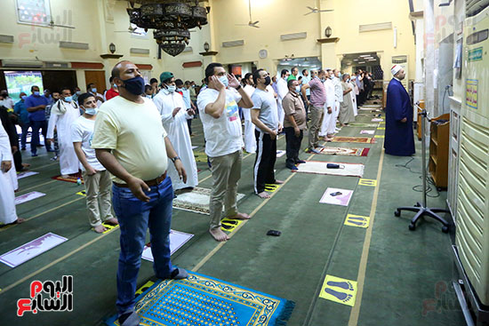 المصلون يؤدون صلاة العيد بمسجد مصطفى محمود في المهندسين (8)