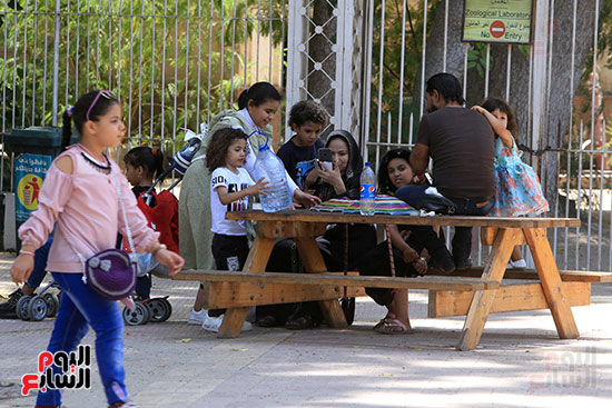 إقبال المواطنين على حديقة الحيوان خلال عيد الأضحى