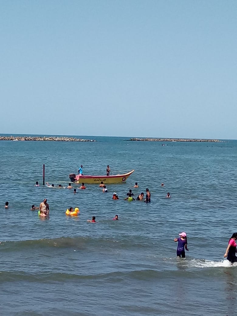 توافد المواطنين على شواطئ رأس البر