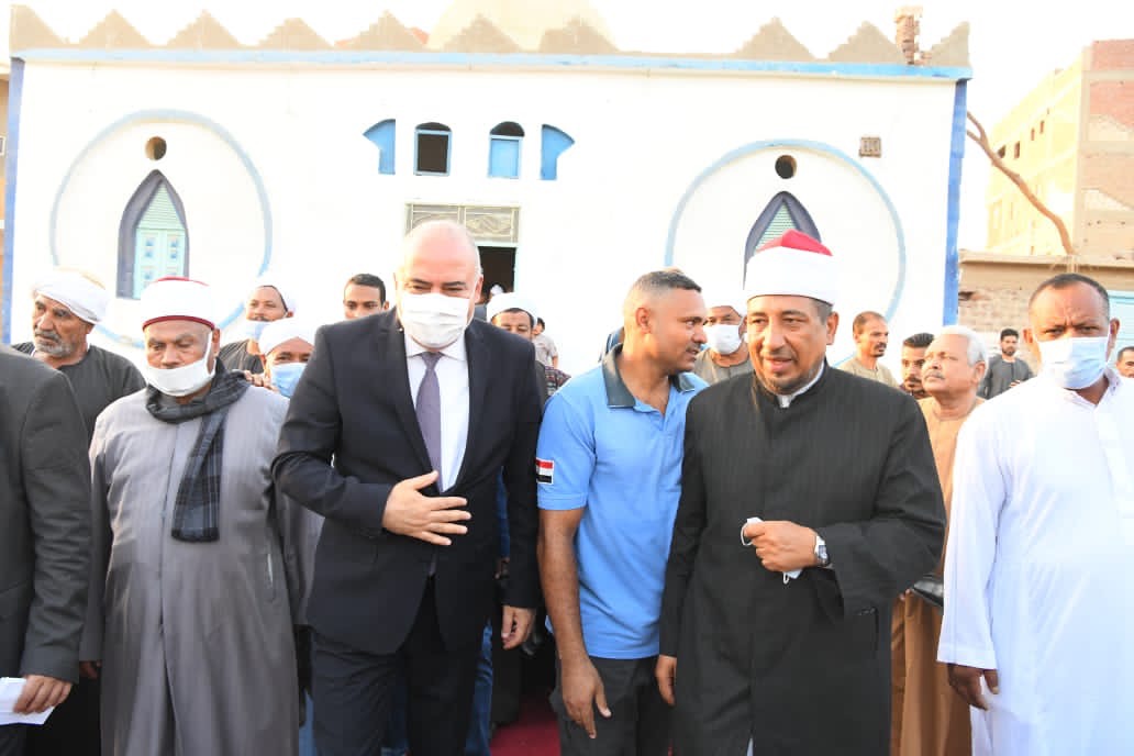 محافظ قنا يؤدى صلاة عيد الأضحى المبارك بقرية أبو حزام  (6)
